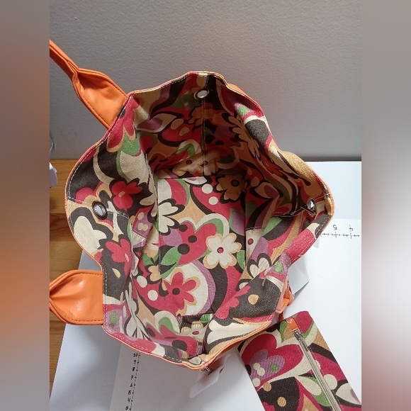 New. Stunning vibrant orange bag with floral lining. Matching wrist wallet . - Picture 4 of 4